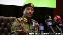 General Abdel Fattah al-Burhan, höchster Militärvertreter im Sudan, spricht während einer Pressekonferenz im Generalkommando der Streitkräfte in Khartum. Der bei einem Putsch im ostafrikanischen Sudan entmachtete Ministerpräsident Hamduk wird in der Residenz al-Burhans festgehalten. Man habe Hamduk zu seiner eigenen Sicherheit in die Residenz gebracht. +++ dpa-Bildfunk +++