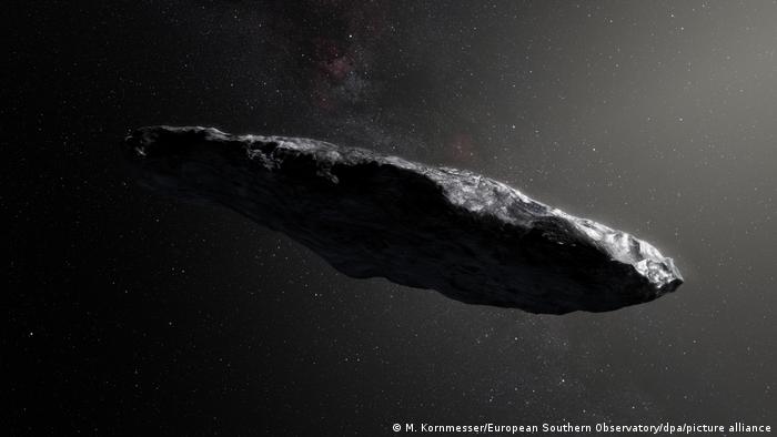 'Oumuamua, que procede de otro sistema solar y que anteriormente se consideraba un asteroide.