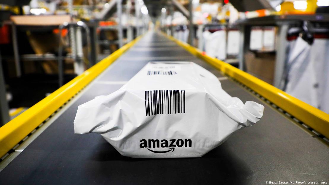 Bantta, üzerinde Amazon yazan bir paket görülüyor