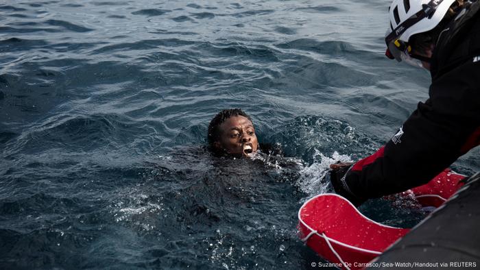 Un miembro de la tripulación del barco humanitario Sea-Watch 4 rescata a un inmigrante en aguas del Mediterráneo en una imagen de noviembre del año pasado.