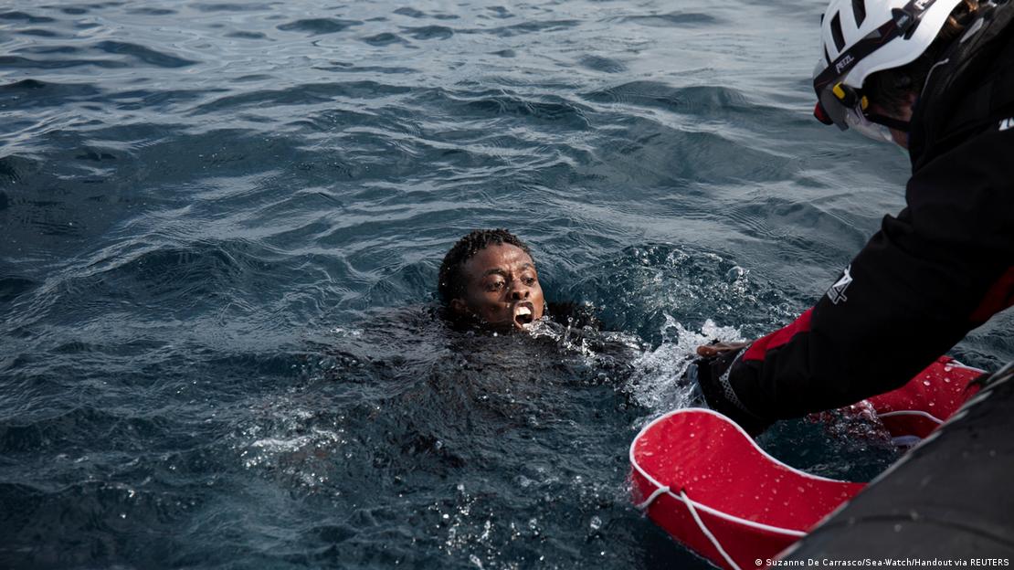 Membro da organização Sea-Watch resgata migrante do Mar Mediterrâneo em novembro de 2021