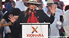Honduran presidential candidate for the Libertad y Refundacion (LIBRE) party, Xiomara Castro, delivers a speech during her campaign's closing event in Tegucigalpa, on November 21, 2021. - Hondurans will elect on November 28 a president, three vice-presidents, 298 mayors, 128 Congress deputies and 20 Central American (PARLACEN) deputies. (Photo by LUIS ACOSTA / AFP)