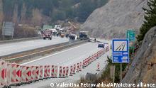 Eine Autobahn ist abgesperrt, nachdem ein Bus (M) über Nacht in der Nähe des Dorfes Bosnek in Westbulgarien verunglückt ist. Bei einem Busunglück im Westen Bulgariens sind am frühen Dienstag Dutzende von Menschen ums Leben gekommen, wie die Behörden mitteilten. +++ dpa-Bildfunk +++