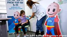 Das israelische Mädchen Danae Vitkin (9) erhält ihre erste Corona-Impfung mit dem Impfstoff von Pfizer-BioNTech von medizinischem Personal im Clalit Health Services. Israel hat mit der Impfung von Kindern im Alter von fünf bis elf Jahren gegen das Coronavirus begonnen. +++ dpa-Bildfunk +++