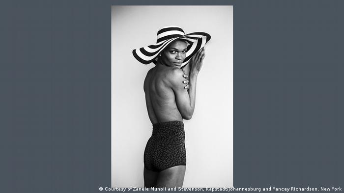 Das Foto von Zanele Muholi zeigt eine geschlechtsuntypische Person, die einen Schlapphut trägt 