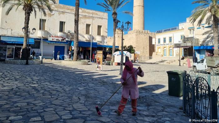 Alltag in Tunesien: Straßenreinigung in der Stadt Sousse