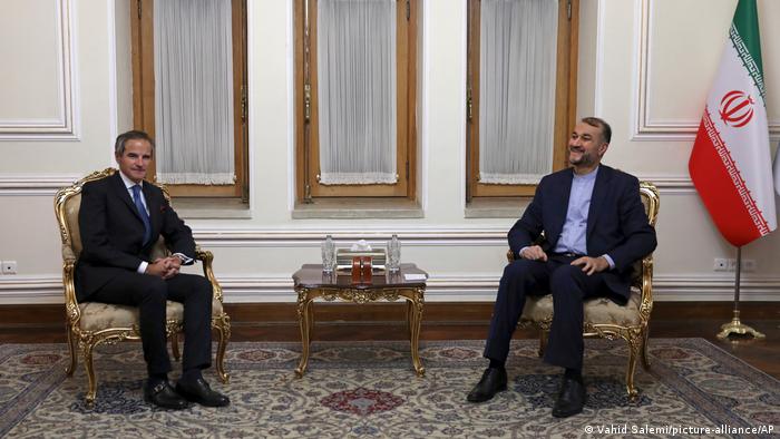 آئی اے ای اے کے ڈائریکٹر جنرل رفائل گروسی ایرانی وزیر خارجہ حسین امیر عبداللہیان کے ساتھ 