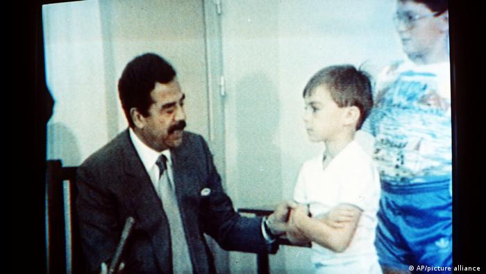 Saddam Hussein con un niño británico del grupo de rehenes mantenido por Bagdad durante la Guerra del Golfo. 