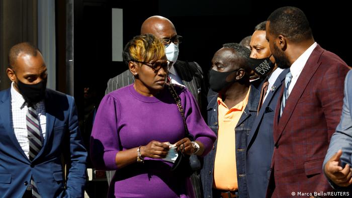 Arberys Mutter Wanda Cooper-Jones mit weiteren Familienangehörigen vor dem Gericht in Brunswick