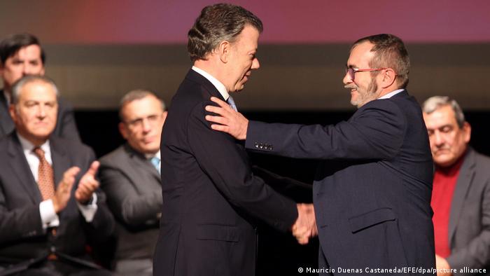 Kolumbiens EX-Präsident Juan Manuel Santos und Chef der FARC Rodrigo Londoño Echeverry alias Timochenkov (24.11.2021)