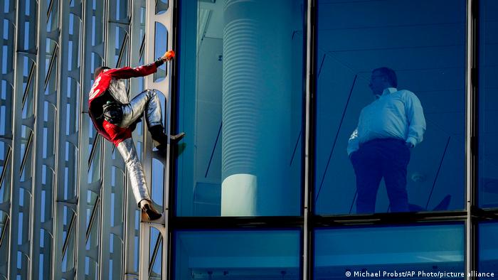 BdT Deutschland | Spiderman Alain Robert klettert in Frankfurt
