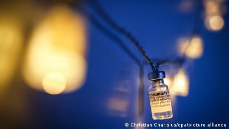 BdTD Deutschland | Coronavirus - Lichterkette aus leeren Impfstofffläschchen