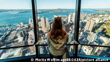 Touristin genießt Ausblick von der Aussichtsplattform des Sky Tower, Skyline mit Hochhäusern, Central Business District, Auckland, Nordinsel, Neuseeland, Ozeanien || Modellfreigabe vorhanden
