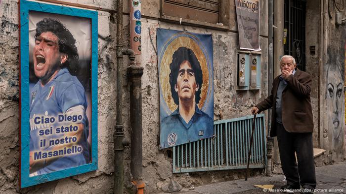 Muro de casas en Nápoles con una imagen de Maradona