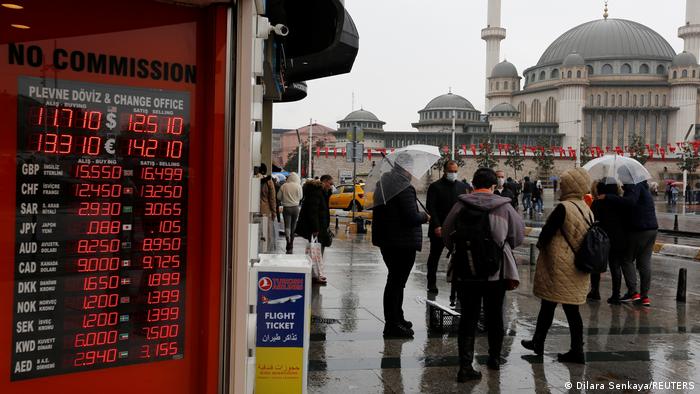 Пункт обмена валюты в центре Стамбула за неделю до паники 30 ноября 