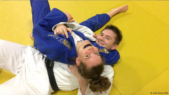 Marie Dinkel hoy, practicando judo con su esposo, Constantin Dinkel.