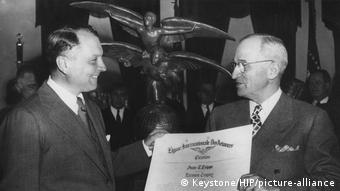Ο πρόεδρος των ΗΠΑ Χάρι Τρούμαν δίνει το 1948 στον Χουάν Τριπ το βραβείο του καλύτερου αεροπλάνου