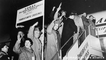 Οι μουσικοί της Φιλαρμονικής του Βερολίνου πετούν το 1955 με την Pan Am για συναυλίες στις ΗΠΑ και τον Καναδά