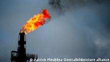 Überschüssiges Gas verbrennt in einer Rohölverarbeitungsanlage der PCK-Raffinerie GmbH. Das Bundeskabinett bringt am Mittwoch (9.30 Uhr) den auf Drängen der Grünen erhöhten CO2-Preis für Sprit, Heizöl und Erdgas ab 2021 auf den Weg. +++ dpa-Bildfunk +++