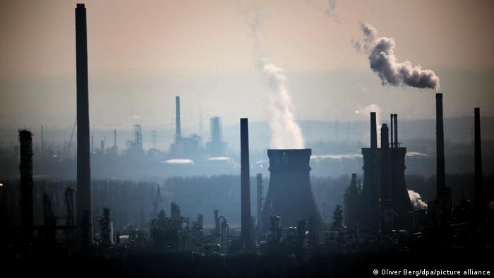 يتسبب النشاط الصناعي وقطع الغابات في ارتفاع مستويات ثاني أكسيد الكربون في الغلاف الجوي.