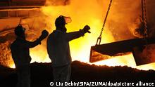 24.07.2018, China, Dalian: Stahlarbeiter in Schutzkleidung arbeiten vor einem angestochenen Hochofen in dem staatlichen Unternehmen «Dongbei Special Steel». Im globalen Stahlstreit hat China eine Anti-Dumping-Untersuchung gegen Einfuhren aus EU-Ländern und anderer Staaten eingeleitet. Foto: Liu Debin/SIPA Asia via ZUMA Wire/dpa +++ dpa-Bildfunk +++