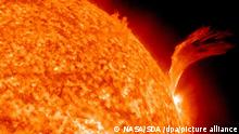 08.09.2010 Wiederholung mit geändertem Bildausschnitt - Ein Foto des Sonnen-Beobachtungssatelliten Solar Dynamics Obervatoy (SDO) zeigt eine außergewöhnlich starke Plasmaeruption am 08.09.2010 auf der Sonnenoberfläche. Die Eruption verursachte eine extreme ultraviolette Strahlung, von der die Erde allerdings nicht betroffen war. Foto: NASA/SDA ++