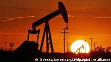 Ein Pumpe arbeitet in einem Ölfeld. Angesichts rasant gestiegener Energiepreise hat US-Präsident Joe Biden die Freigabe von 50 Millionen Barrel Öl aus der strategischen Reserve angeordnet. (zu dpa Biden öffnet wegen gestiegener Ölpreise strategische Reserven) +++ dpa-Bildfunk +++