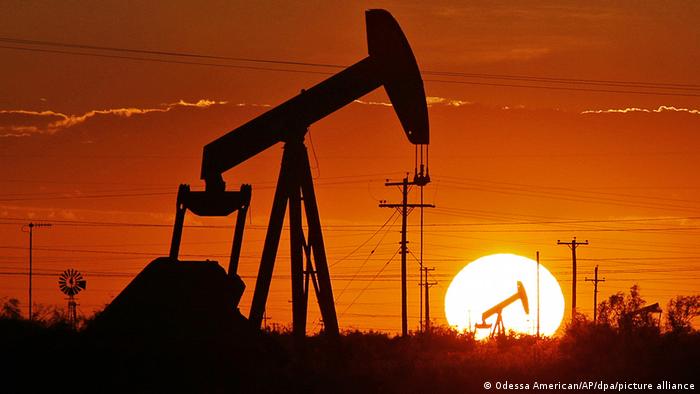 Ölpreise I Pumpe arbeitet in einem Ölfeld