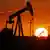 Нефтяные станки-качалки в США на фоне заходящего солнца