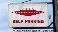 Parkplatzschild für Ufos, an der Kneipe Little A'Le'Inn, Rachel, Rachel, Nevada, USA, Nordamerika
