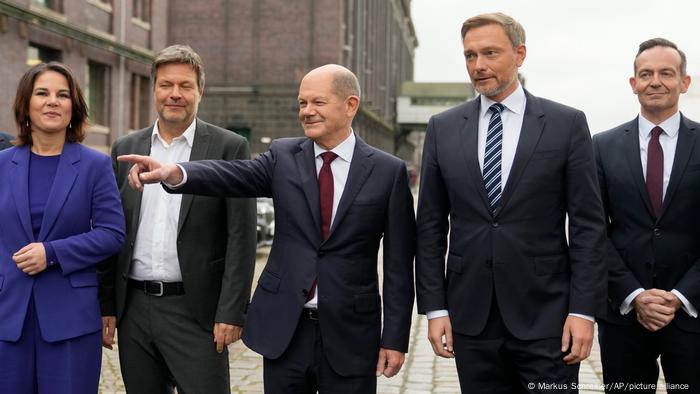 Germany′s SPD, FDP and Greens unveil governing coalition deal | News | DW |  24.11.2021