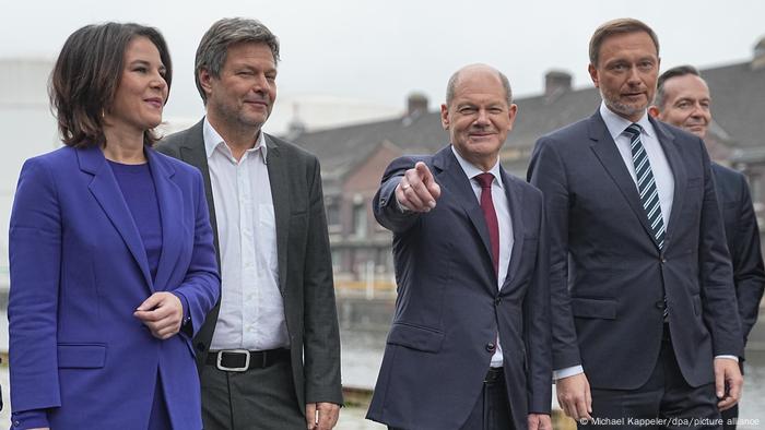 Koalitionsgespräche zwischen SPD, Grünen und FDP in Berlin Koalitionsgespräche zwischen SPD, Grünen und FDP in Berlin