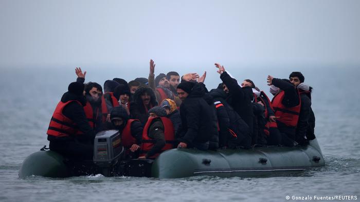 Más de 28.000 migrantes atravesaron el Canal de la Mancha el año pasado en embarcaciones precarias, según cifras del Ministerio de Interior.