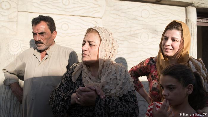 Mohammed Abdo (rechts), seine Frau Bahrya Ibrahim und ihre Schwester Berivan vor dem Familienhaus in Khashman, einem östlichen Außenbezirk der nordsyrischen Stadt al-Hasaka