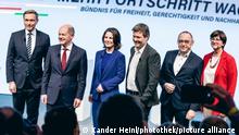 Christian Lindner (FDP), Olaf Scholz (SPD), Annalena Baerbock (Buendnis 90 Die Gruenen), Robert Habeck (Buendnis 90 Die Gruenen), Norbert Walter-Borjans (SPD) und Saskia Esken (SPD) (v.l.n.r.) im Rahmen der Vorstellung des Koalitionsvertrags in Berlin, 24.11.2021. Copyright: Xander Heinl/photothek.de