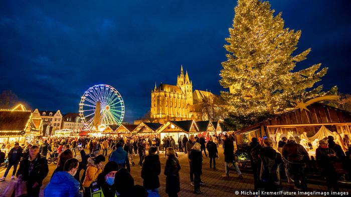 Nakon samo dva dana, božićni vašar u Erfurtu sinoć u 20 časova je zatvoren na osnovu nove korona-uredbe pokrajinskih vlasti. Gradonačelnici Erfurta, Vajmara i Ajzenaha nameravaju da pokrenu sudski postupak protiv te zabrane.