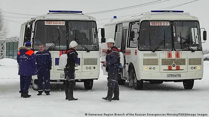 Спасатели в районе шахты Листвяжная в Кемеровской области, 25 ноября 2021 года