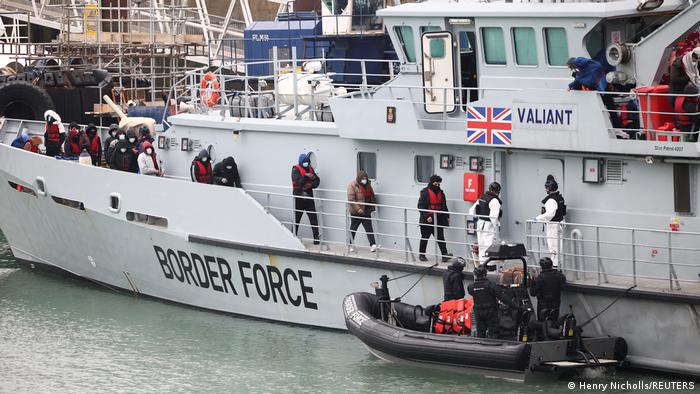 Großbritannien Migranten werden gerettet und nach Dover gebracht