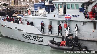 Großbritannien Migranten werden gerettet und nach Dover gebracht