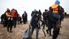 Para migran berjalan di pantai Inggris setelah diselamatkan Para migran berjalan di pantai Inggris setelah diselamatkan