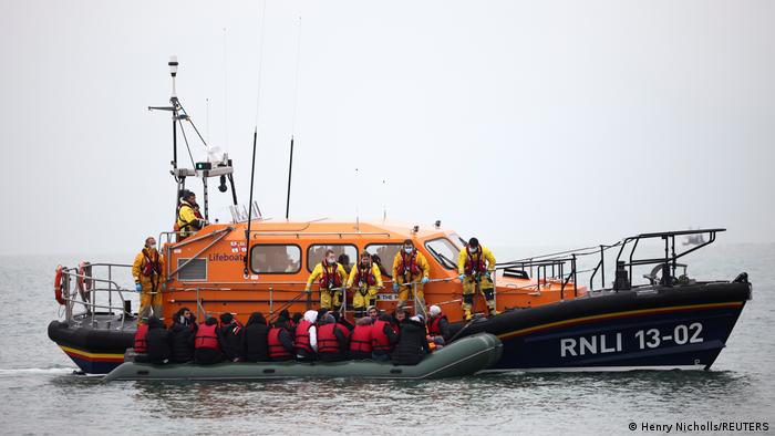 Großbritannien Migranten werden gerettet und nach Dover gebracht