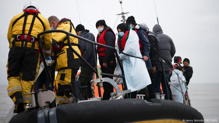 Réfugiés secourus sur un bateau géré par la Royal National Lifeboat Institution, l'organisation britannique de sauvetage en mer