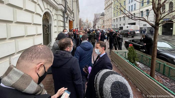 Hundreds of people came to the building of the Supreme Court of the Russian Federation to support the Memorial