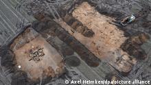 Archäologen legen auf einem Acker ein Großsteingrab aus der Trichterbecherzeit frei. Das Grab ist circa 5000 Jahre alt. (Luftbild mit Drohne)
