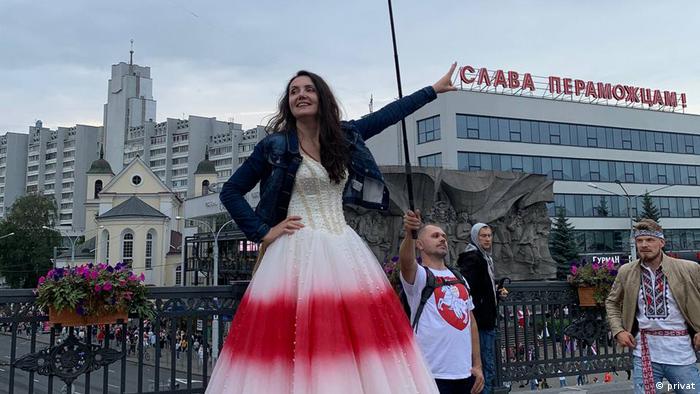 Інна Зайцева у знаменитій біло-червоно-білій весільній сукні під час мирних протестних акцій у Мінську, 2020 р.