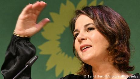 Аналена Бербок беше кандидатка на Зелените за канцлерския пост, но резултатът ѝ на изборите не беше достатъчен за постигането на тази цел. Сега тя ще поеме външното министерство. Тя ще бъде вторият външен министър на Зелената партия след Йошка Фишер. 