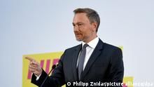 Christian Lindner, Fraktionsvorsitzender und Parteivorsitzender der FDP, gibt nach einer gemeinsamen Sitzung des FDP-Bundesvorstand und der neugewählten Bundestagsfraktion zur Aufnahme von Koalitionsverhandlungen mit SPD und Grünen ein Statement ab. Die FDP stimmt der Aufnahme von Koalitionsverhandlungen zu.