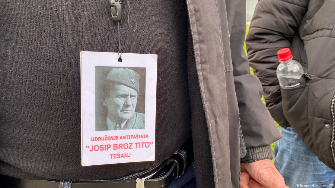 Slika Tita, koju nosi čovjek iz Udruženja antifašista Tešnja