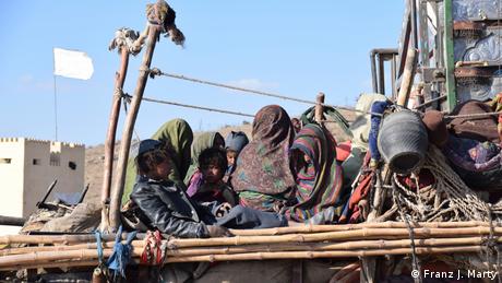 Afghanistan: How a remote border crossing allows nomads to travel