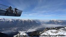 Ausflügler genießen am 02.03.2013 auf der Aussichtsplattform Alpspix auf dem Osterfelderkopf bei Garmisch-Partenkirchen (Bayern) den Ausblick. Foto: Karl-Josef Hildenbrand/dpa ++